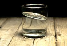 pahar cu apa energii negative