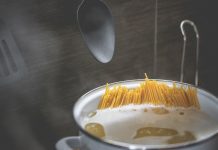 Nu arunca apa de la paste! Iată 7 moduri ingenioase în care o poți folosi apa de la paste