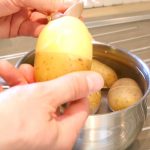 cum sa cureti usor de coaja cartofii fierti