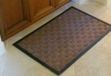 De ce nu este bine să ții un preș în fața ușii de la intrare. Nu mai repeta această greșeală