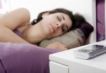 Ce se întâmplă în corpul tău dacă ții telefonul în pat sau lângă pat noaptea, în timpul somnului de ce nu e bine sa dormi cu telefonul langa cap