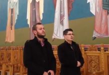 Cântare dumnezeiască. Un avocat și un IT-ist cântă un colind care îți dă fiori! „Tot în frig şi foame, tot cu mâini întinse, ce-aţi făcut din ţară?”