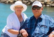După 40 de ani, doi bătrânei au decis să divorțeze pentru că nu mai reușeau să se înțeleagă. Seara, bărbatul se gândea la soția sa și a înțeles totul. A pus mâna pe telefon și a sunat-o, dar nu i-a răspuns. A doua zi…
